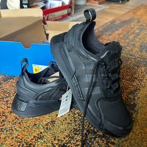 Black adidas tennis shoes